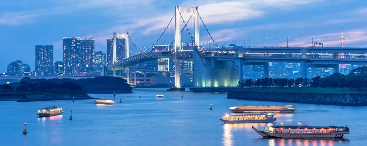 ライトアップしたレインボーブリッジと屋形船