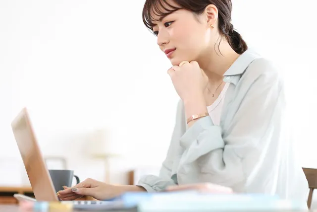 PCで予約をする女性