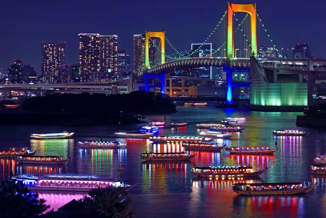 東京湾に浮かぶ屋形船