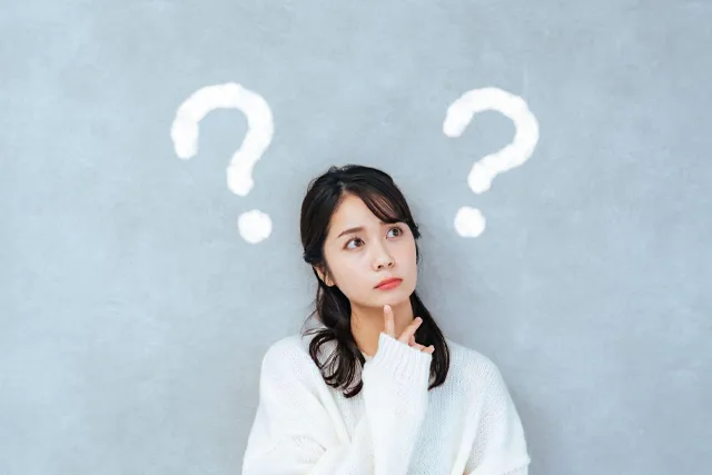 悩む女性
