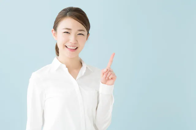 比較情報を教える女性