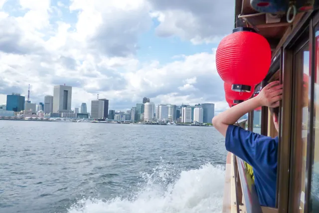 屋形船で東京湾を走る