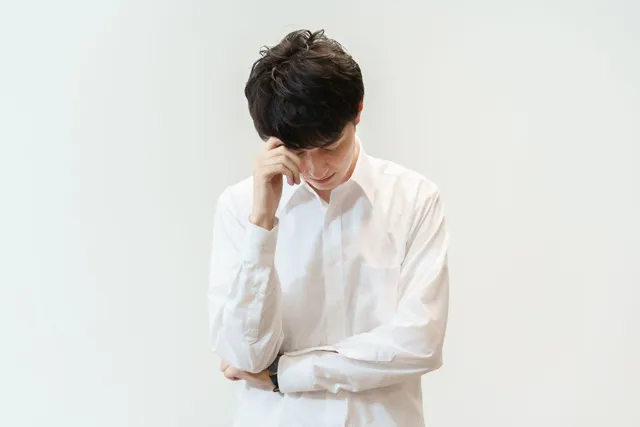 悩む男性