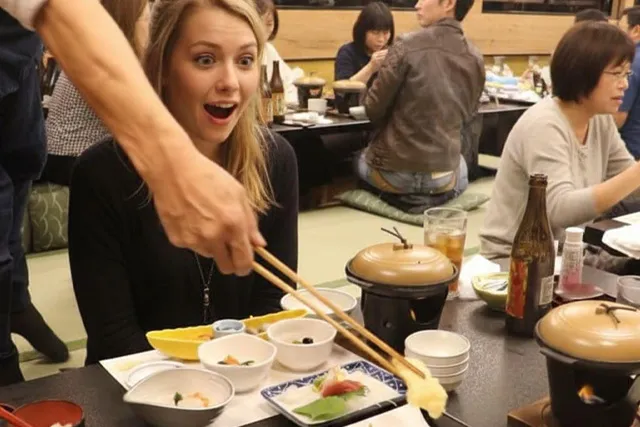 屋形船を体験する外国人