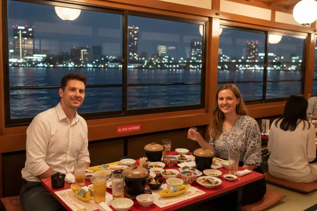 屋形船の食事を楽しむ外国人ゲスト
