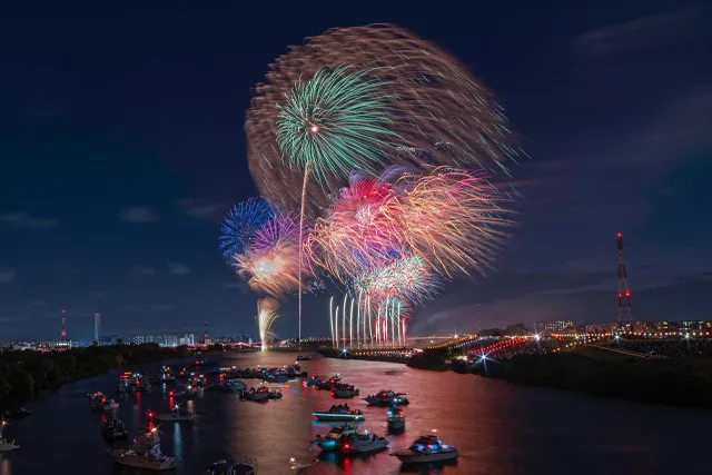 屋形船で花火大会を観覧する