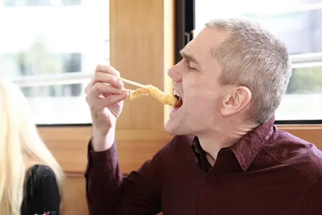 エビ天を食べる外国人ゲスト