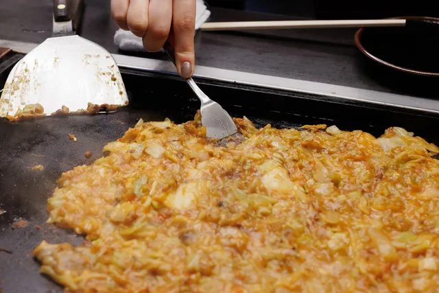 東京の屋形船でもんじゃ焼きランチを楽しむ