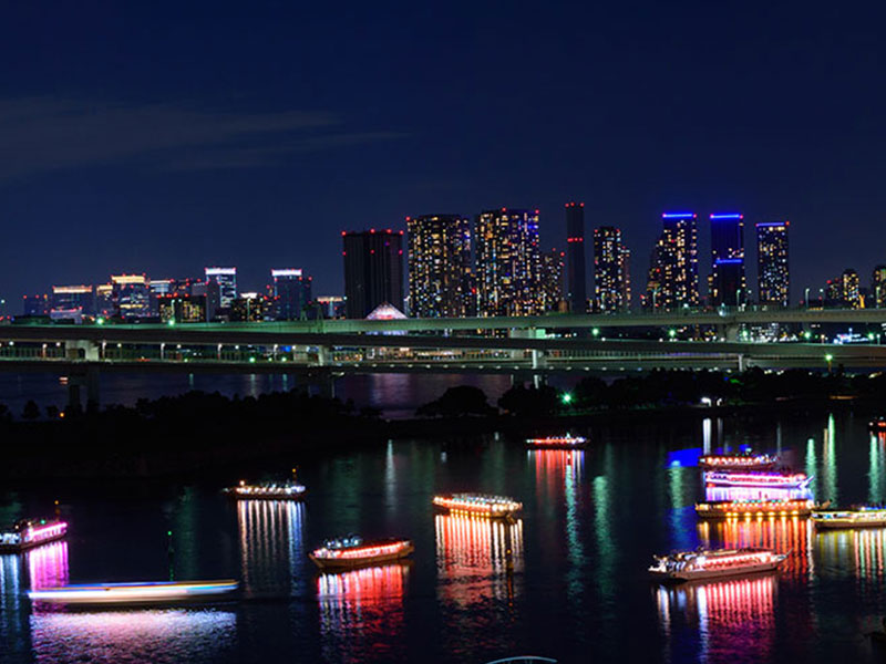 東京湾の夜景と屋形船
